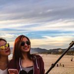Selfie di Landas Pacu, 2 Gadis Tewas Disambar Pesawat