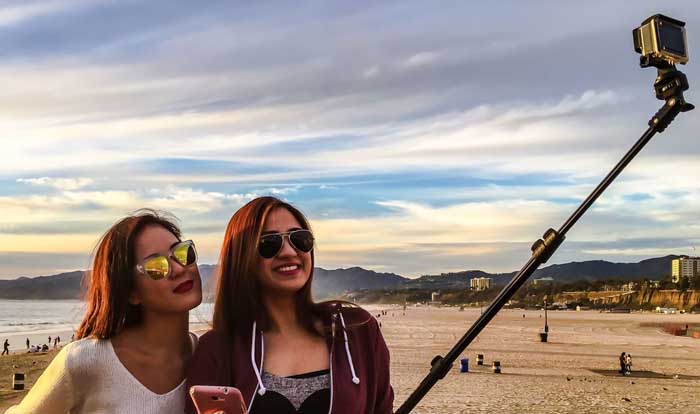 Selfie di Landas Pacu, 2 Gadis Tewas Disambar Pesawat