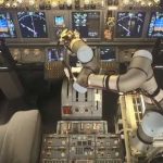 Robot Sukses Menerbangkan dan Mendaratkan Boeing 737