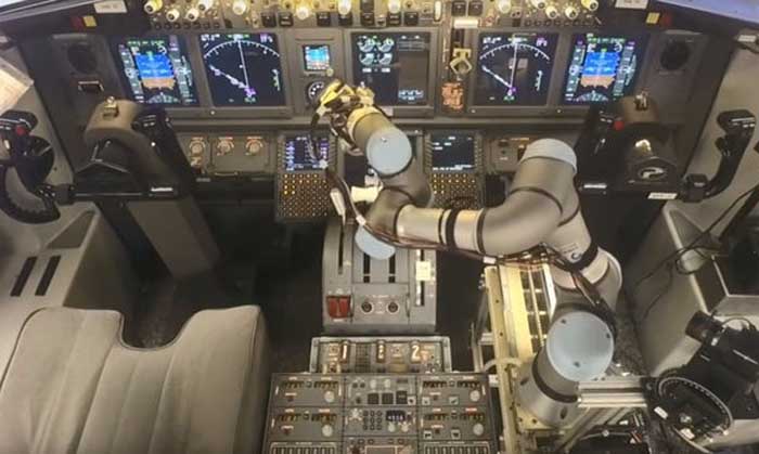 Robot Sukses Menerbangkan dan Mendaratkan Boeing 737