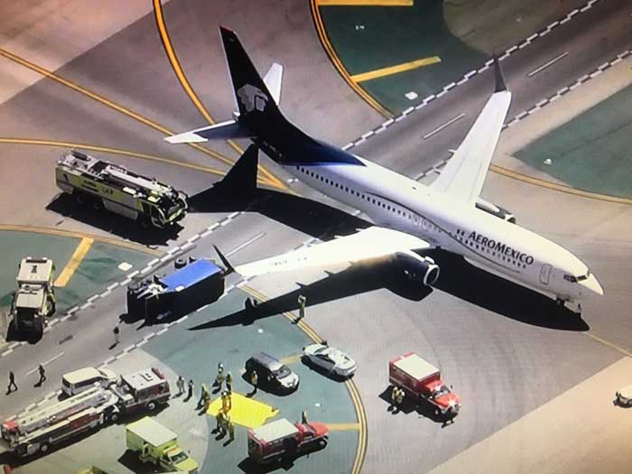 Pesawat Tabrak Truk di Los Angeles