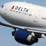 Seorang Penumpang Delta Airlines Menyerang Pramugari