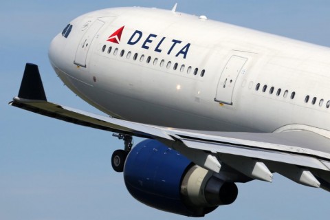 Seorang Penumpang Delta Airlines Menyerang Pramugari
