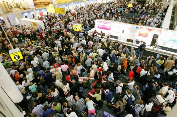 Liburan Musim Panas Mulai, Bandara Kewalahan Layani Penumpang