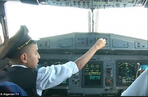 Biarkan Anak 10 Tahun Setir Pesawat, Dua Pilot Dikandangkan