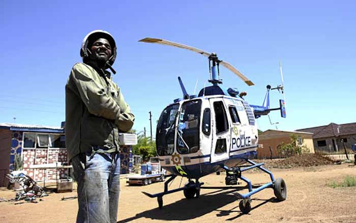 Anak Tukang Kayu ini Berjuang Membuat Helikopter di Halaman Gubugnya