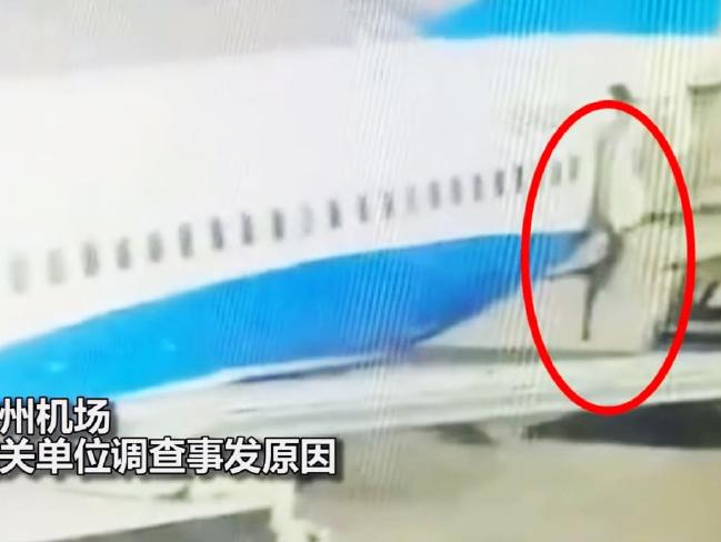 Seorang Pramugari di China Jatuh (Lagi)