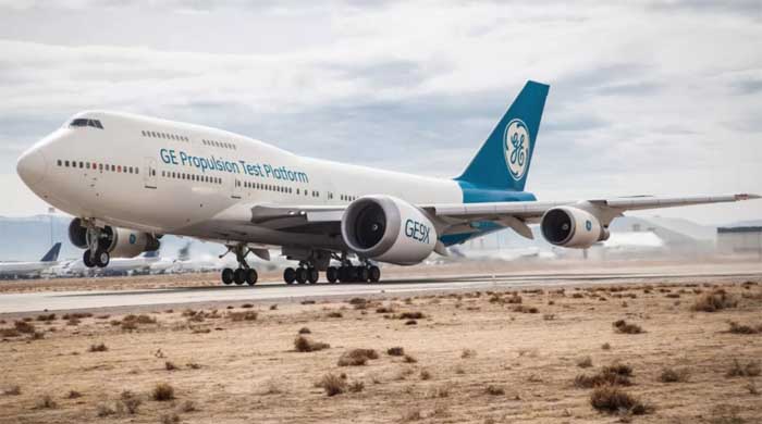 Mesin Boeing 747-400 Ini Aneh, Satu Besar Satu Kecil