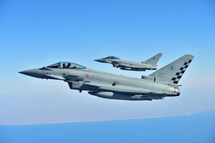 2 Jet Tempur Typhoon Getarkan Italia, Boeing 777 Berputar 360 Derajat