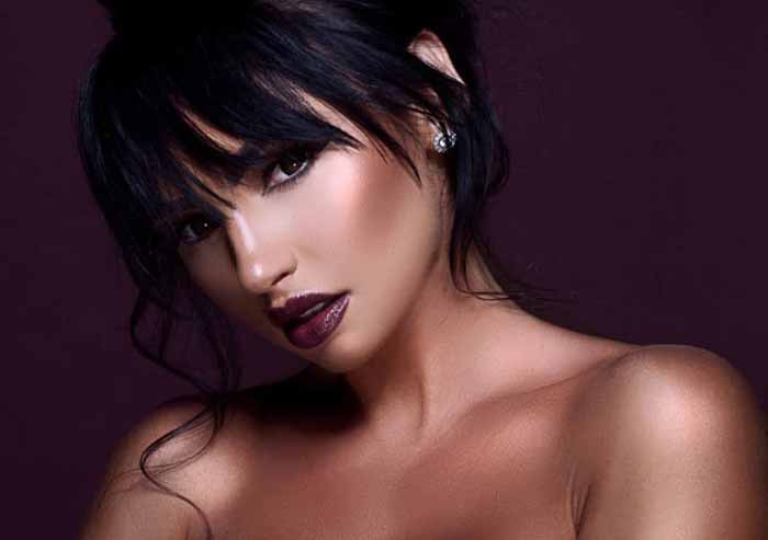 Dianggap Tampil Terlalu Seronok, Model Playboy Dilarang Naik Pesawat