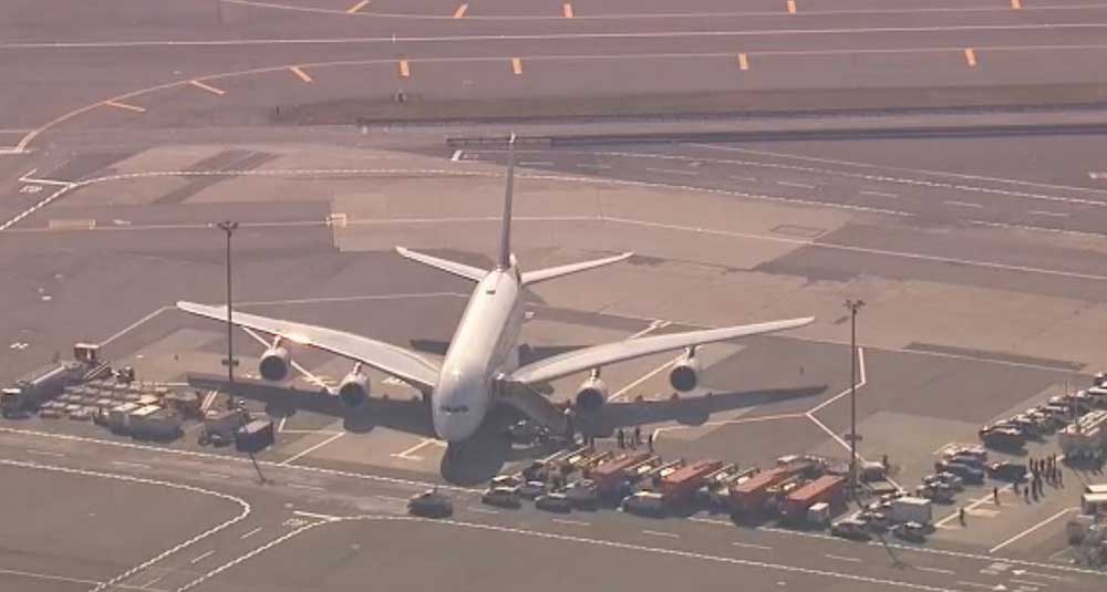 100 Penumpangnya Sakit, Pesawat Emirates Dikarantina di Bandara JFK