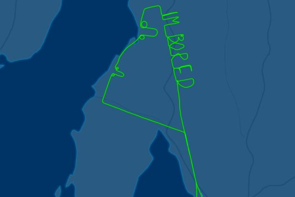 Curhat, Pilot Terbang dengan Membentuk Tulisan I’m Bored