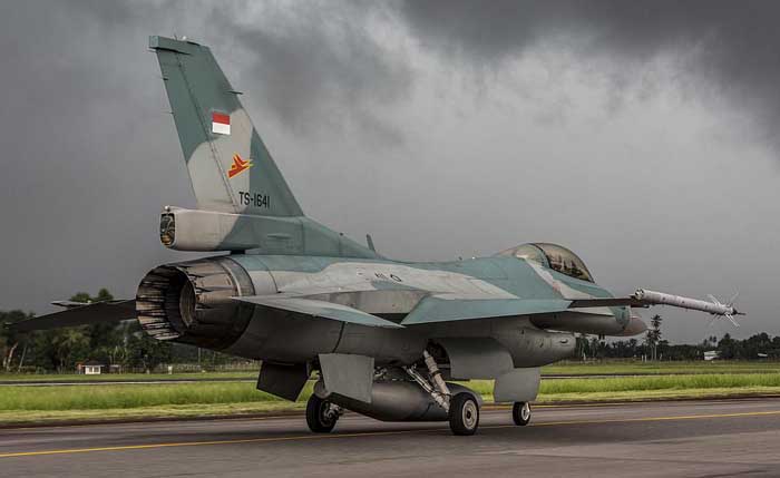 TNI AU Kerahkan Jet Tempur untuk Bangunkan Warga Makan Sahur
