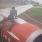 Seorang Pria di Nigeria Naik ke Sayap Pesawat Saat Hendak Lepas Landas