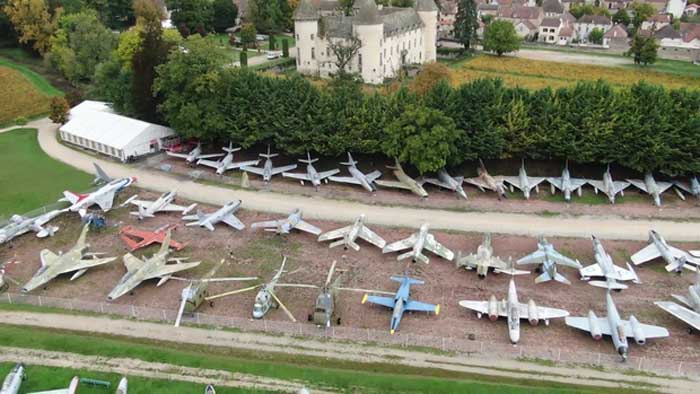 Ada Ratusan Jet Tempur Disimpan di Tengah Kebun Anggur Burgundy