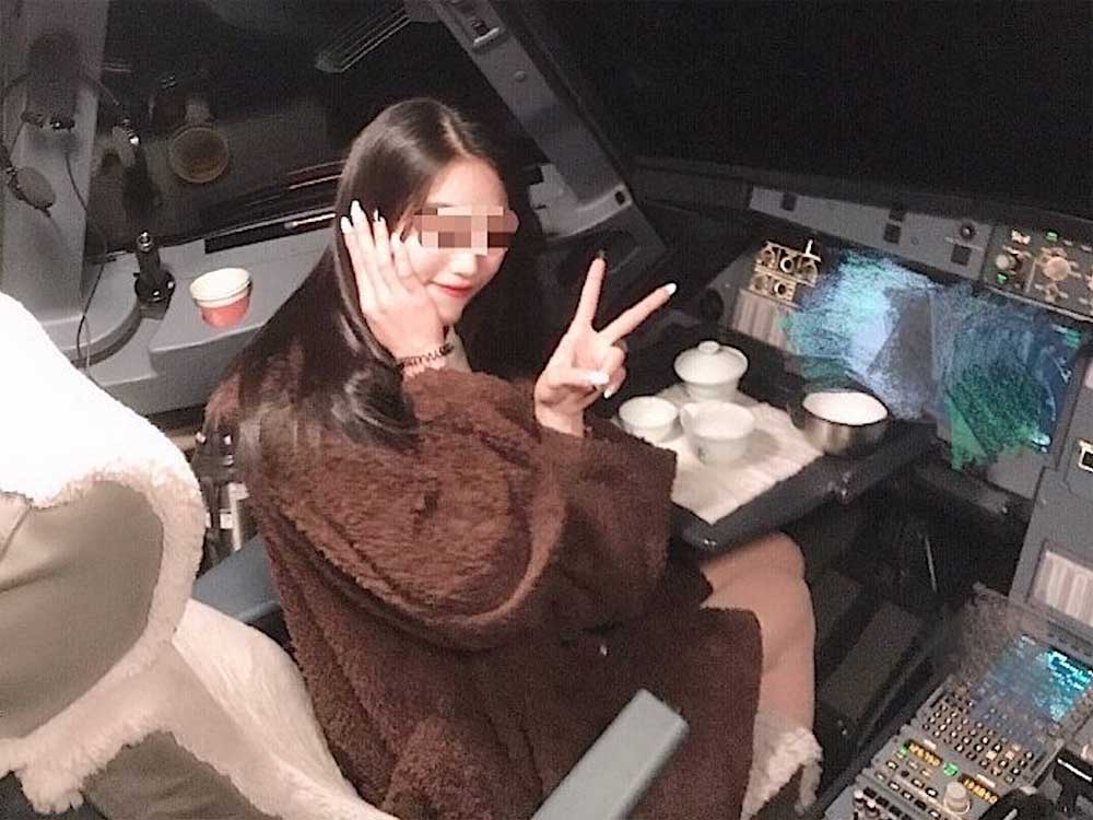 Wanita Berpose di Kokpit, Pilot China Dipecat