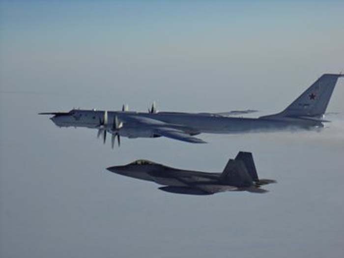 Raptor dan Hornet Bahu Membahu Cegat Pesawat Rusia