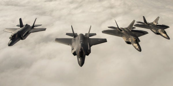 Berkatu U-2, Kini F-22 dan F-35 Bisa Saling Bicara